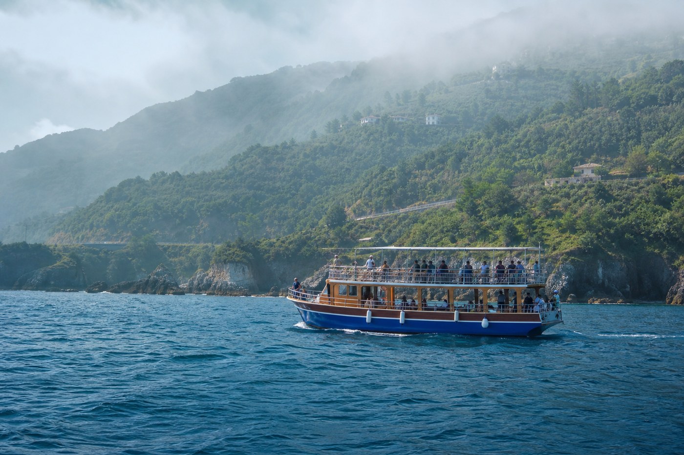 Trabzon Karadeniz kıyısında tekne turu